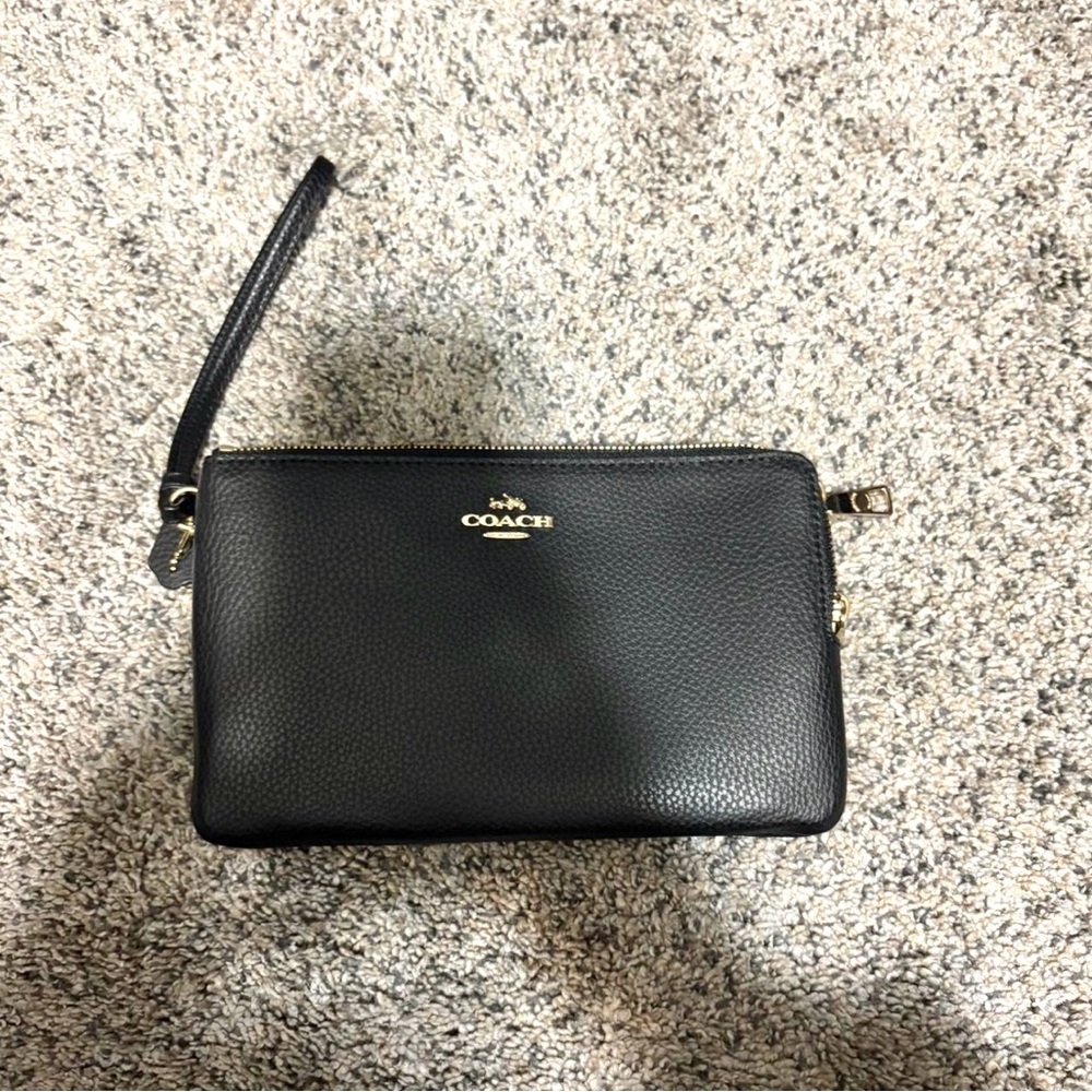 Coach Leather Wallet Classic Style Black Color With Gold Logo